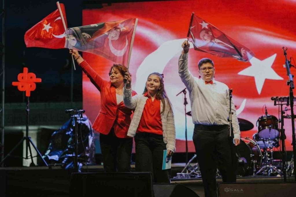 Didim’de bayram coşkusu sokaklara taştı 5 didimde bayram coskusu sokaklara tasti dfd5baffe3c7