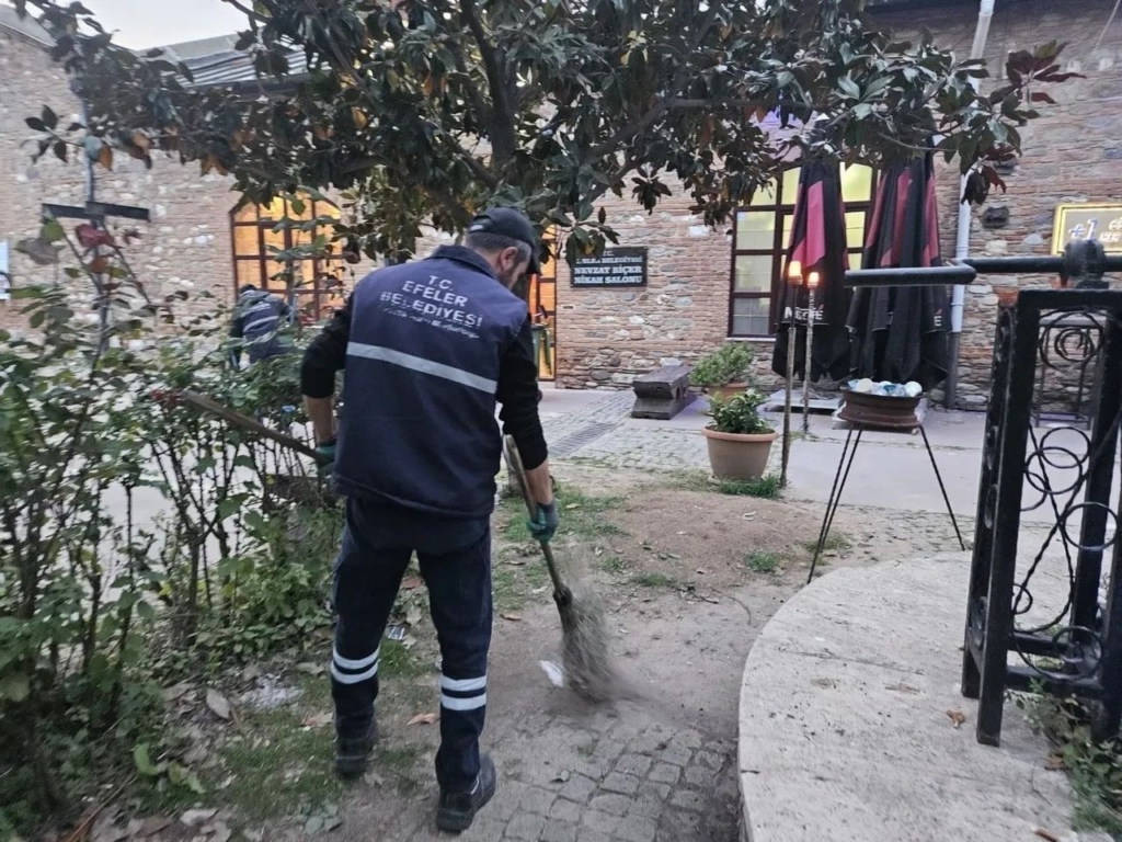 efeler belediyesi ekipleri nevzat bicer parkini temizledi 68d3365b6819
