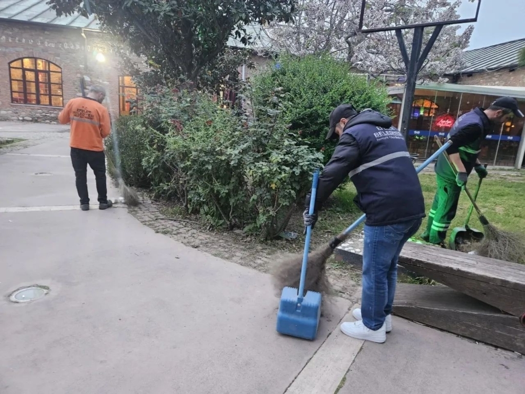 efeler belediyesi ekipleri nevzat bicer parkini temizledi ee8d2270014d