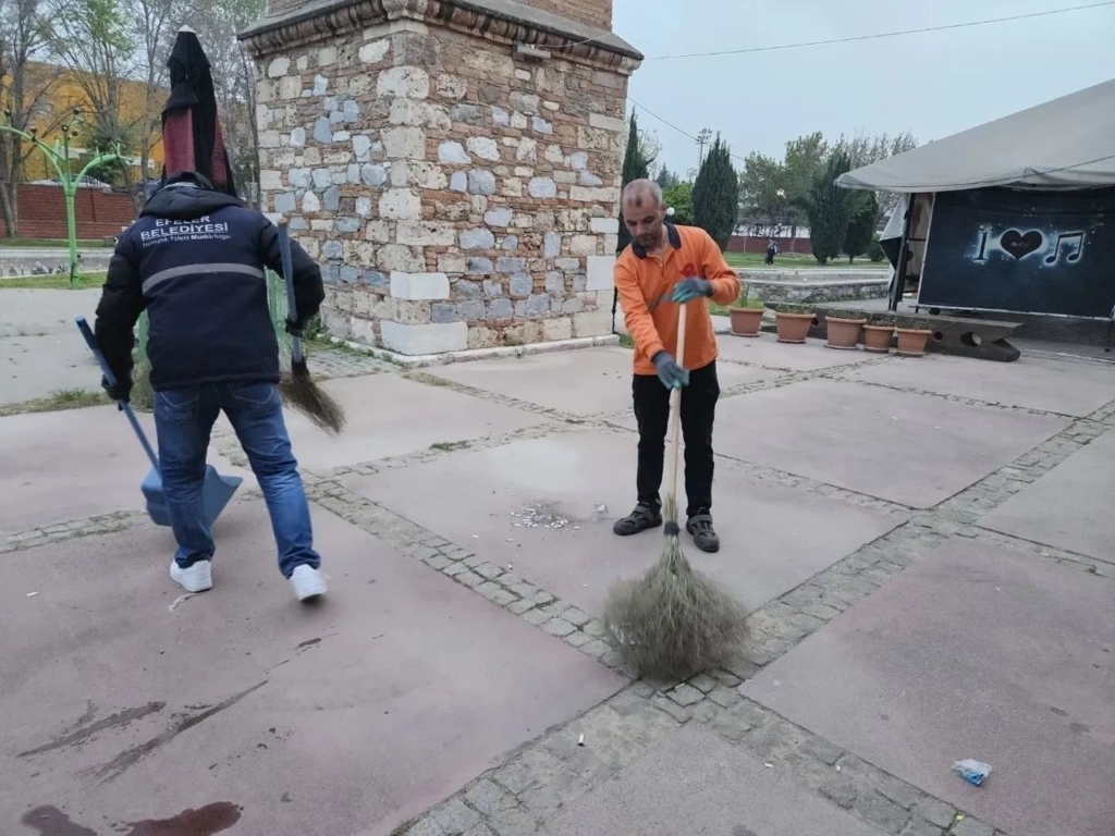 efeler belediyesi ekipleri nevzat bicer parkini temizledi f32286b543d1