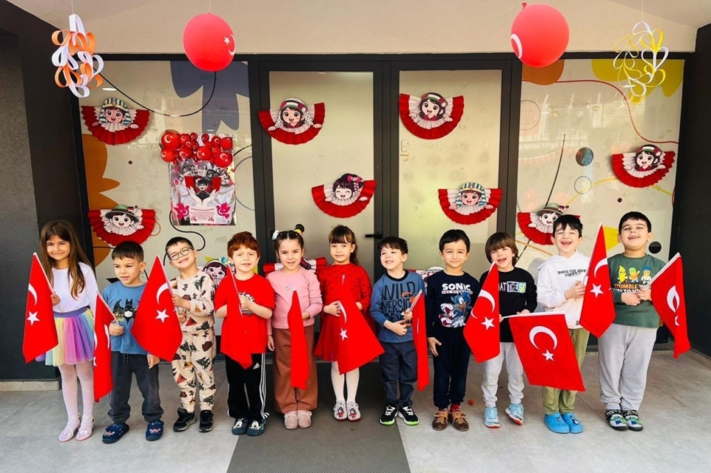 Efeler’in minikleri 23 Nisan’ı kutladı 5 efelerin minikleri 23 nisani kutladi db3b3ab53a87