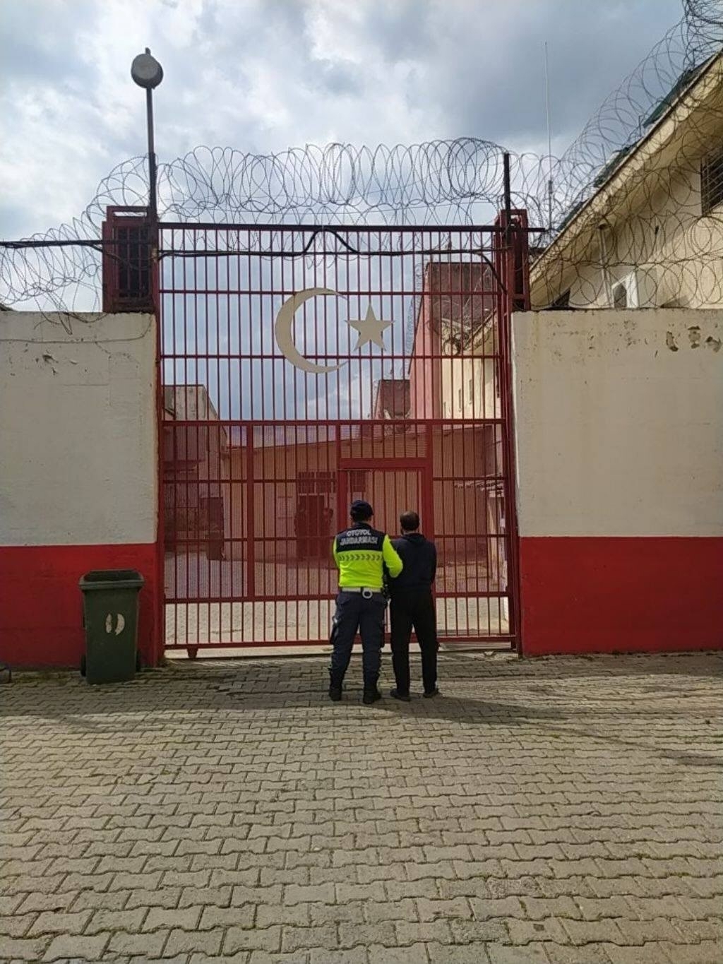 germencikte 5 yil 10 ay hapis cezasi bulunan hukumlu yakalandi 2aea6a8669e4