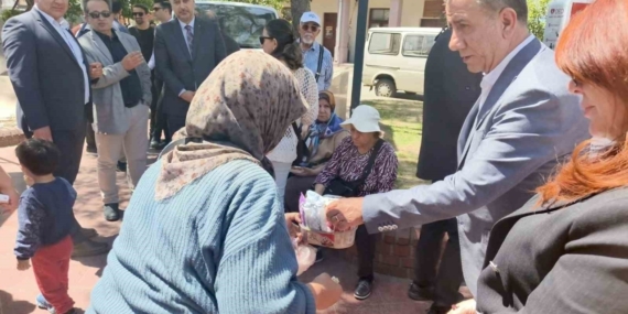 Herkes belediye başkanı olarak,işportacı teyze ise  müşteri olarak gördü