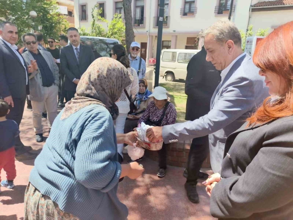 Herkes belediye başkanı olarak, işportacı teyze ise müşteri olarak gördü 2 herkes belediye baskani olarakisportaci teyze ise musteri olarak gordu 213725df0941