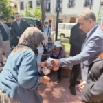 Herkes belediye başkanı olarak,işportacı teyze ise  müşteri olarak gördü