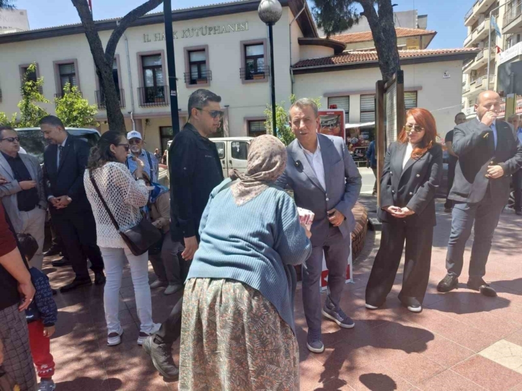 Herkes belediye başkanı olarak, işportacı teyze ise müşteri olarak gördü 3 herkes belediye baskani olarakisportaci teyze ise musteri olarak gordu 6f171885f8ae