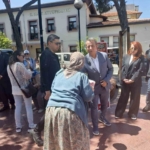 Herkes belediye başkanı olarak,işportacı teyze ise  müşteri olarak gördü