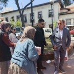 Herkes belediye başkanı olarak,işportacı teyze ise  müşteri olarak gördü