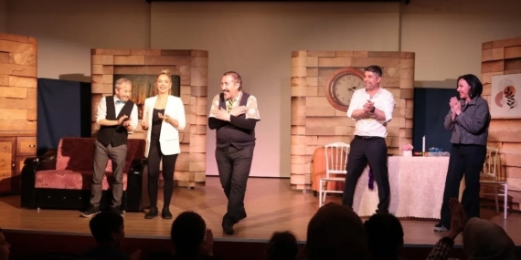 İncirliova’da Kim Haklı adlı tiyatro izleyicilerden tam not aldı