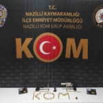 İşyerinde ruhsatsız silahlarla yakalandı