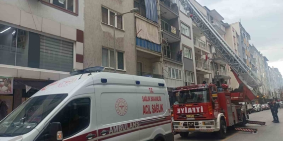 İtfaiyenin asansörlü merdivenine binmekten korkan genç, kırık ayağıyla merdivenlerden indi