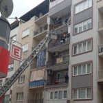 İtfaiyenin asansörlü merdivenine binmekten korkan genç, kırık ayağıyla merdivenlerden indi