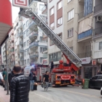 İtfaiyenin asansörlü merdivenine binmekten korkan genç, kırık ayağıyla merdivenlerden indi