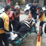 İtfaiyenin asansörlü merdivenine binmekten korkan genç, kırık ayağıyla merdivenlerden indi