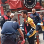 İtfaiyenin asansörlü merdivenine binmekten korkan genç, kırık ayağıyla merdivenlerden indi