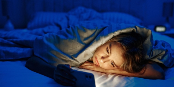 Gece telefonla uyuyanlar dikkat: Bu alışkanlık sağlığınızı fark etmeden etkiliyor