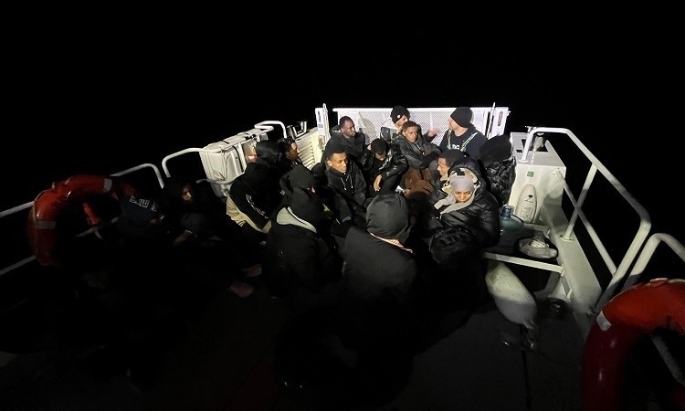 Kuşadası açıklarında 19 düzensiz göçmen yakalandı