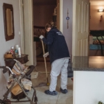Kuşadası Belediyesi Evde Bakım Birimi ihtiyaç sahibi vatandaşların yanında