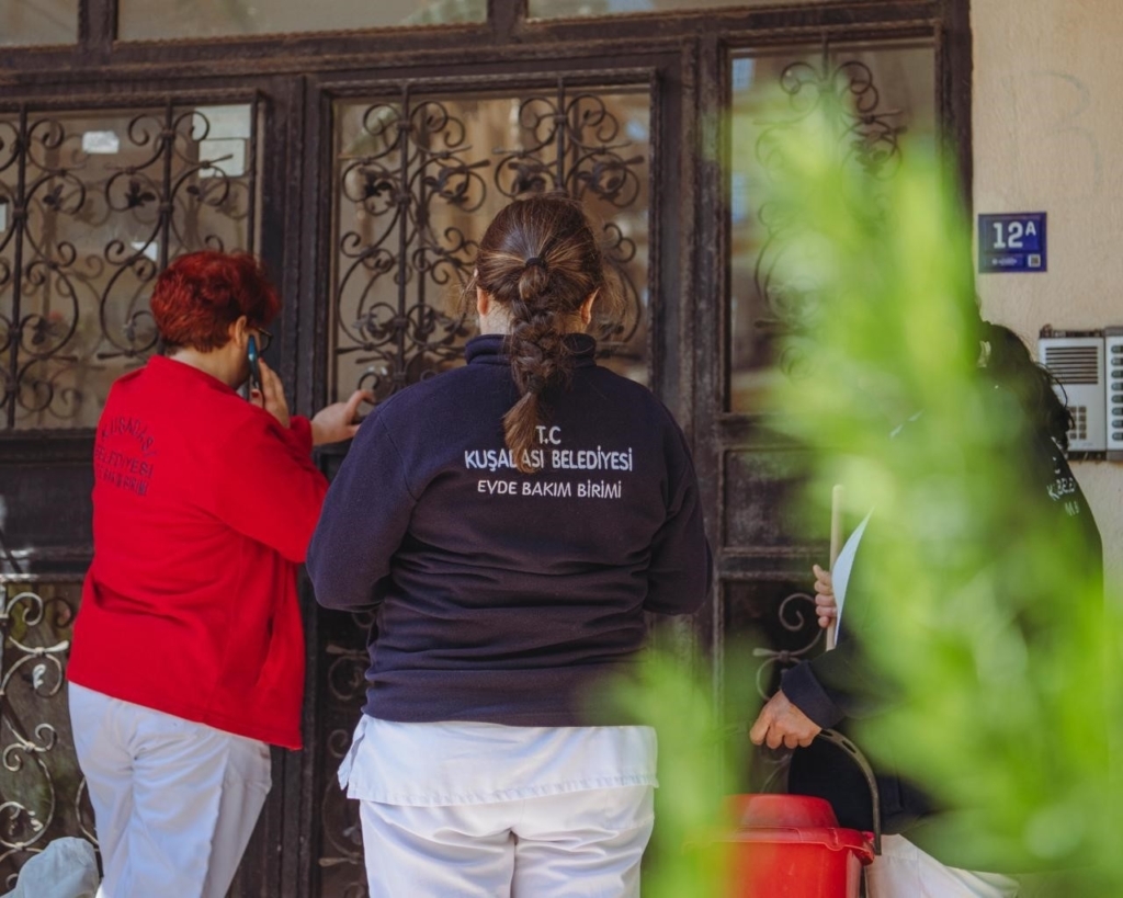 kusadasi belediyesi evde bakim birimi ihtiyac sahibi vatandaslarin yaninda f83812e9e863
