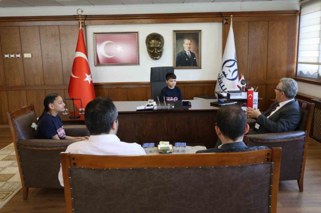 minik baskanlar 23 nisanda nazilli belediyesinde gorev basina gecti 9f85eceb070d