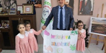 Minik öğrencilerden Başkan Kaya’ya hediye