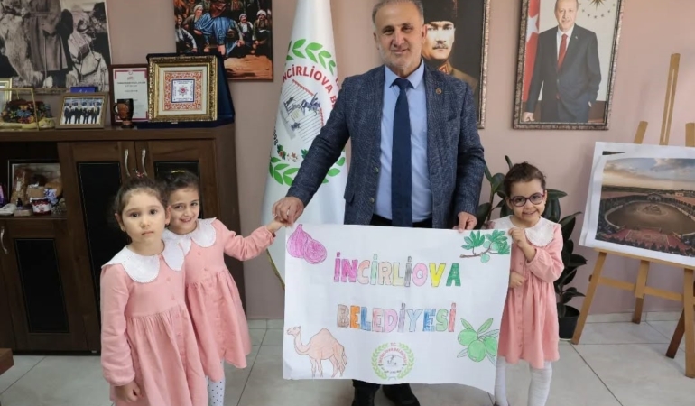 Minik öğrencilerden Başkan Kaya’ya hediye