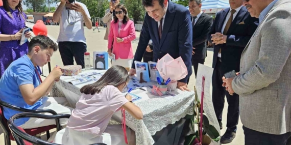 Minik yazarlar kitaplarını imzaladı