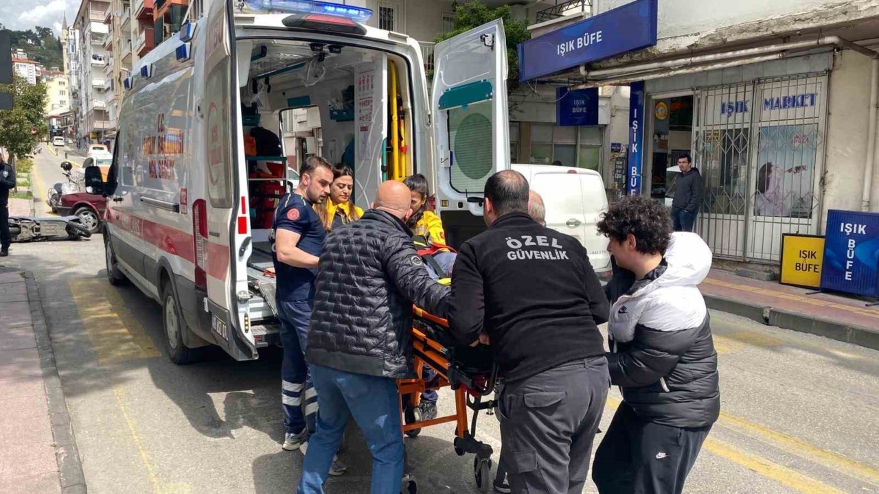 motosiklet ve otomobil carpisti 1 yarali ca52b70c2262