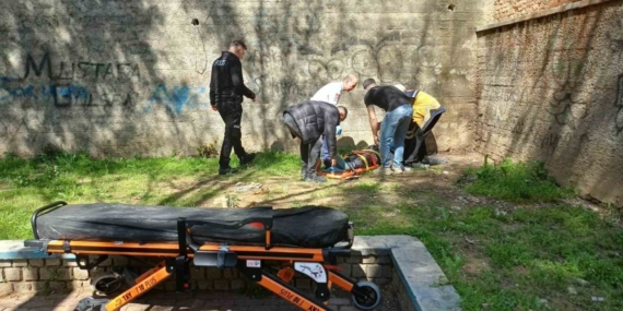 80 yaşındaki kadın ot toplamak isterken 5 metreden aşağı düştü