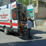 Ot toplamak istedi, 5 metreden aşağı düştü