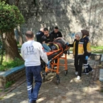 Ot toplamak istedi, 5 metreden aşağı düştü
