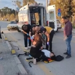 Otomobille çarpışan motosiklet durağa daldı: 2 yaralı 1 Otomobille çarpışan motosiklet durağa daldı: 2 yaralı