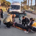 Otomobille çarpışan motosiklet durağa daldı: 2 yaralı 2 Otomobille çarpışan motosiklet durağa daldı: 2 yaralı