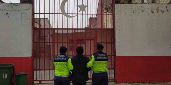 Otoyol uygulamasında firari hükümlü yakayı ele verdi