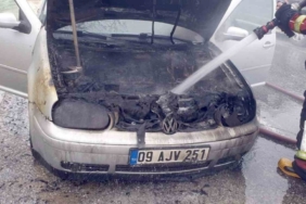 Seyir halindeki otomobil alev aldı