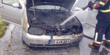 Seyir halindeki otomobil alev aldı