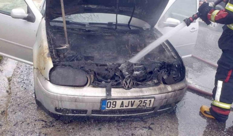 Seyir halindeki otomobil alev aldı