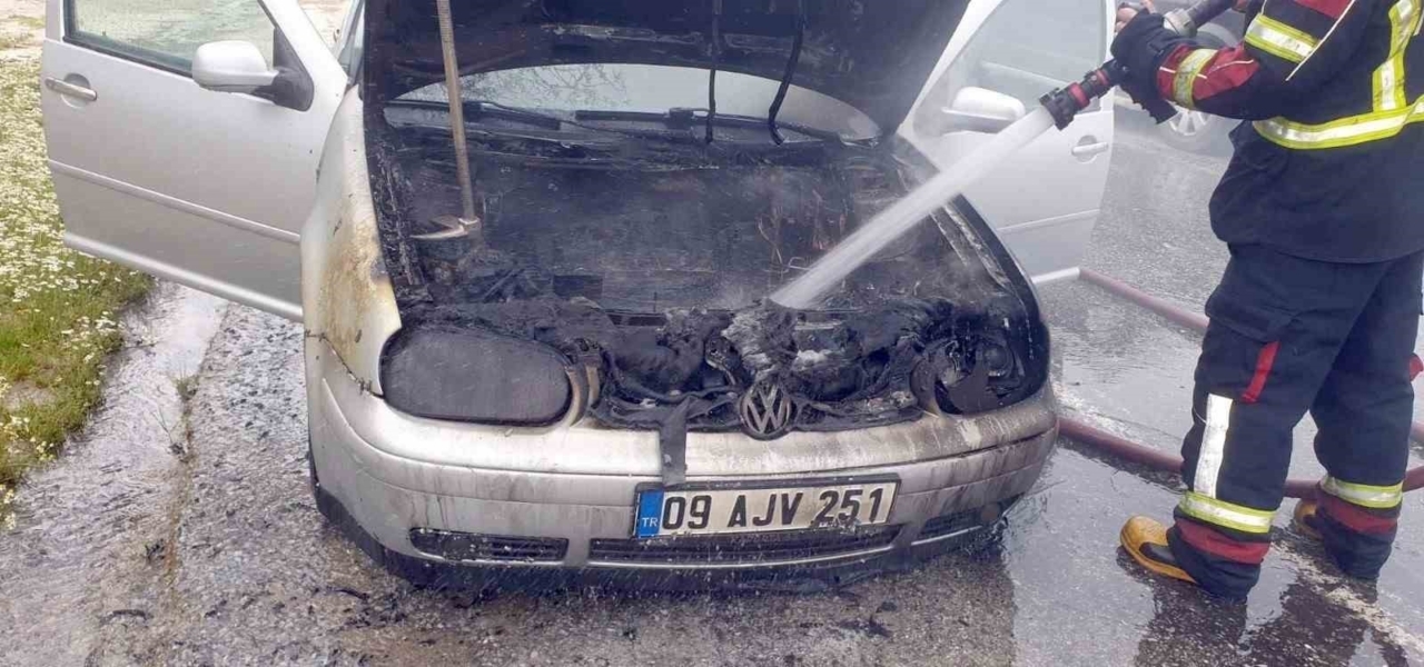 Kuşadası'nda panik: Seyir halindeyken alevlere teslim oldu! 1 seyir halindeki otomobil alev aldi d91c57efe370