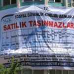 SGK’nın şehir merkezindeki tescilli binası ilan panosuna döndü