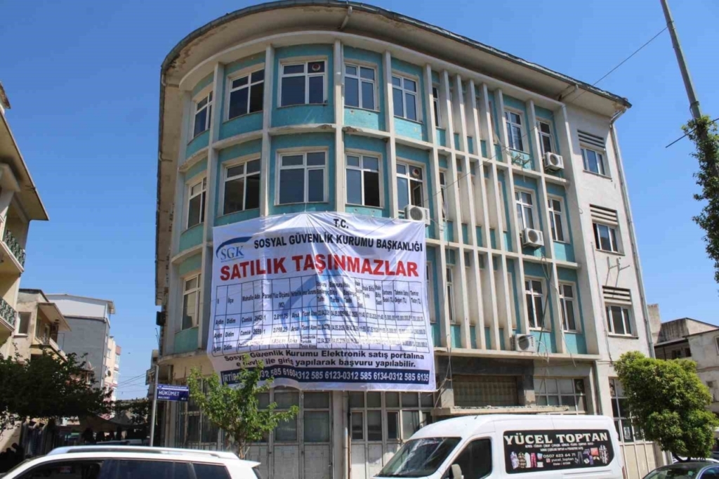 sgknin sehir merkezindeki tescilli binasi ilan panosuna dondu a919cf28b7c3