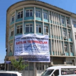 SGK’nın şehir merkezindeki tescilli binası ilan panosuna döndü