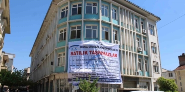 SGK’nın şehir merkezindeki tescilli binası ilan panosuna döndü