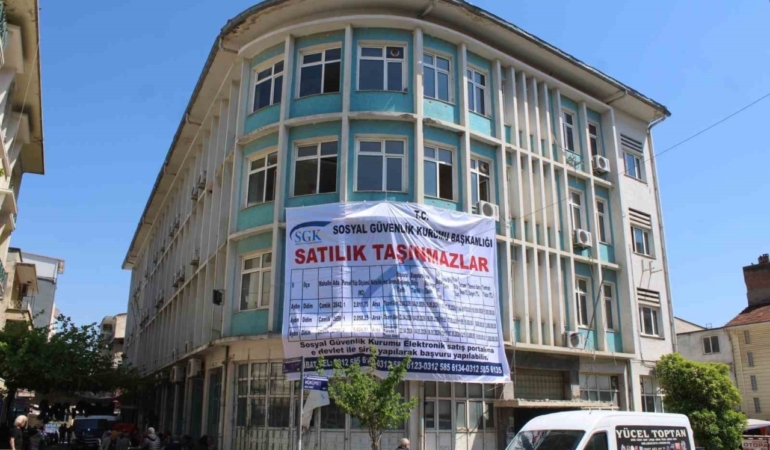 SGK’nın şehir merkezindeki tescilli binası ilan panosuna döndü