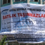 SGK’nın şehir merkezindeki tescilli binası ilan panosuna döndü