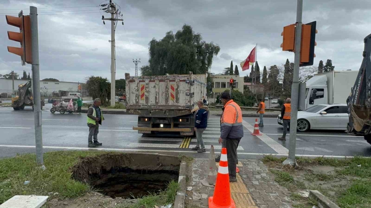 Söke Bağarası Kavşağında obruk paniği!