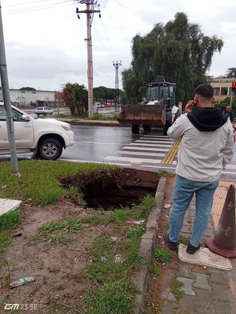 Söke Bağarası Kavşağında obruk paniği! 4 sokede bagarasi kavsaginda obruk panige panige yol acti d085c0da78ca
