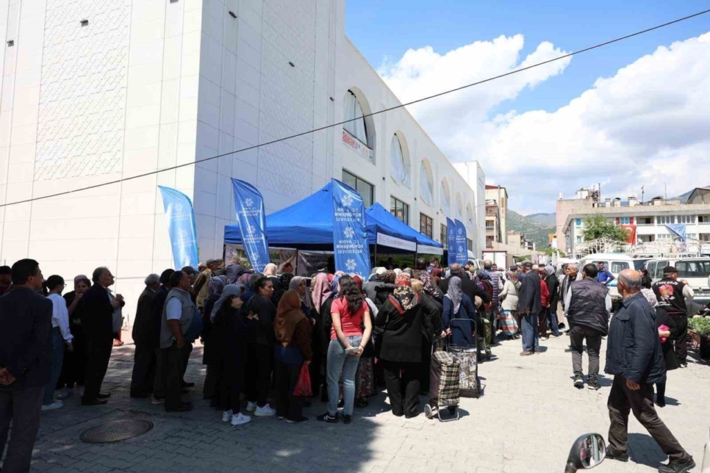 sultanhisar ve buharkentte binlerce fide vatandaslarla bulustu 7d1f75f64408