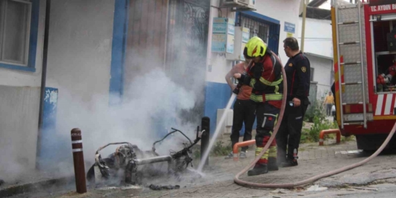 Tamir sırasında yanan elektrikli motosiklet küle döndü