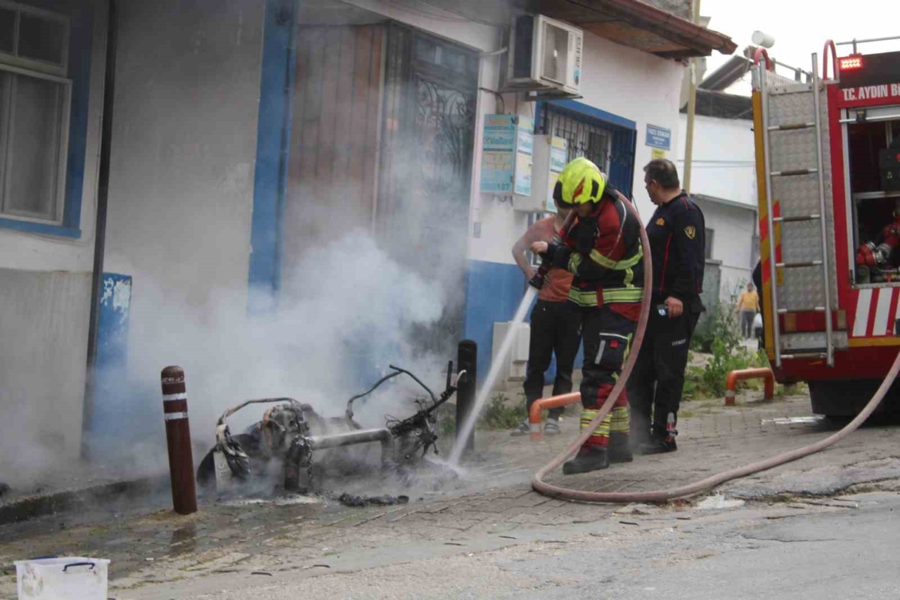 Tamir sırasında yanan elektrikli motosiklet küle döndü 1 tamir sirasinda yanan elektrikli motosiklet kule dondu 535e6f6f00df