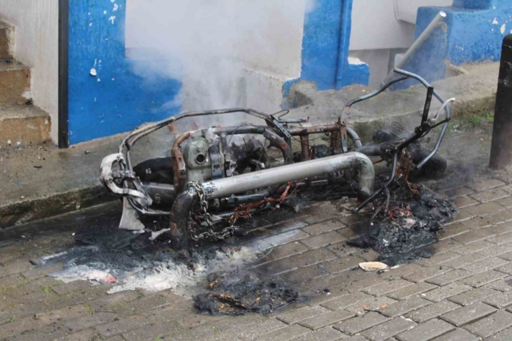 tamir sirasinda yanan elektrikli motosiklet kule dondu 8a09f6e10724